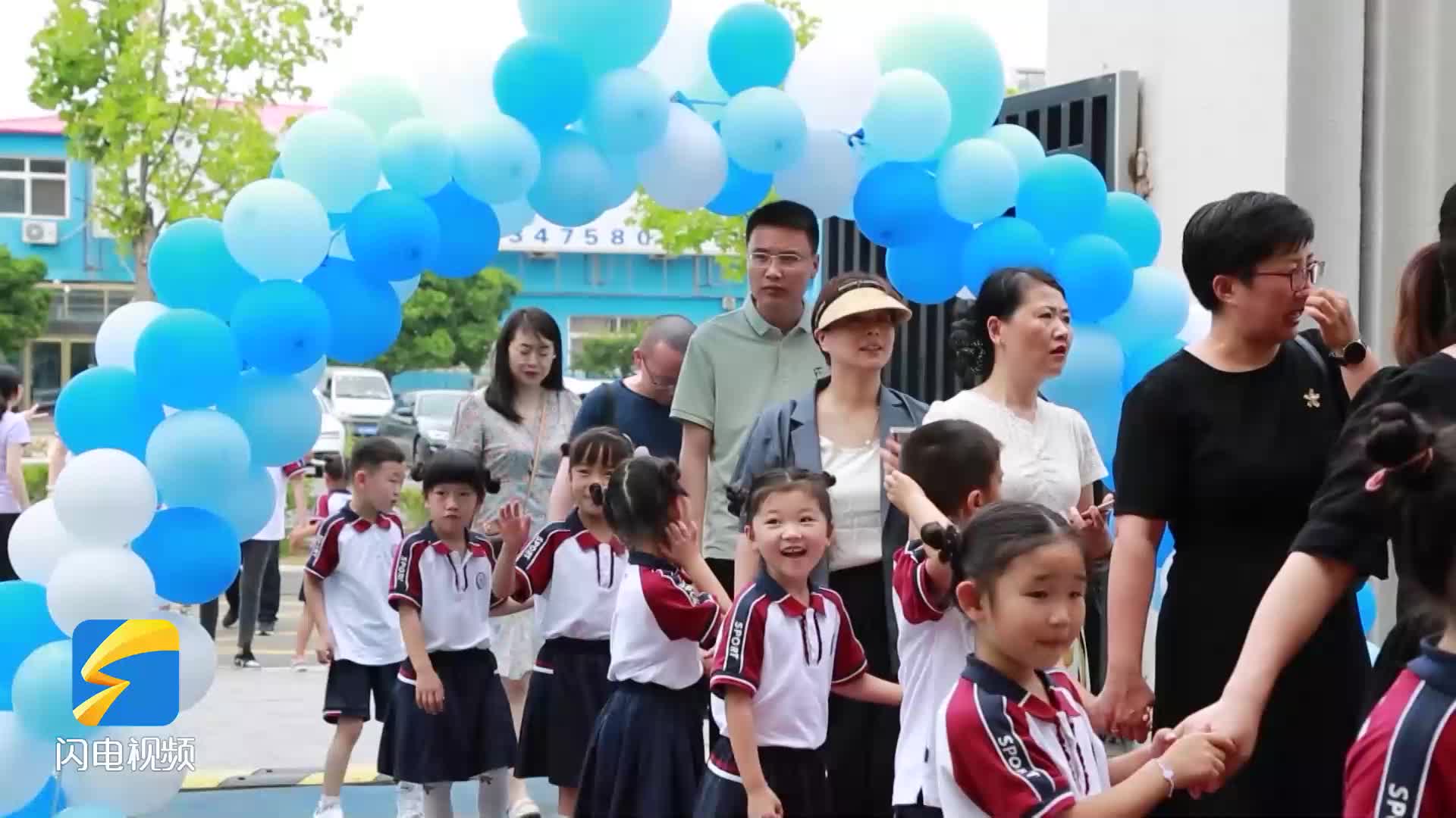 青島：幼兒園大班畢業(yè)生迎來人生第一份“成長禮”