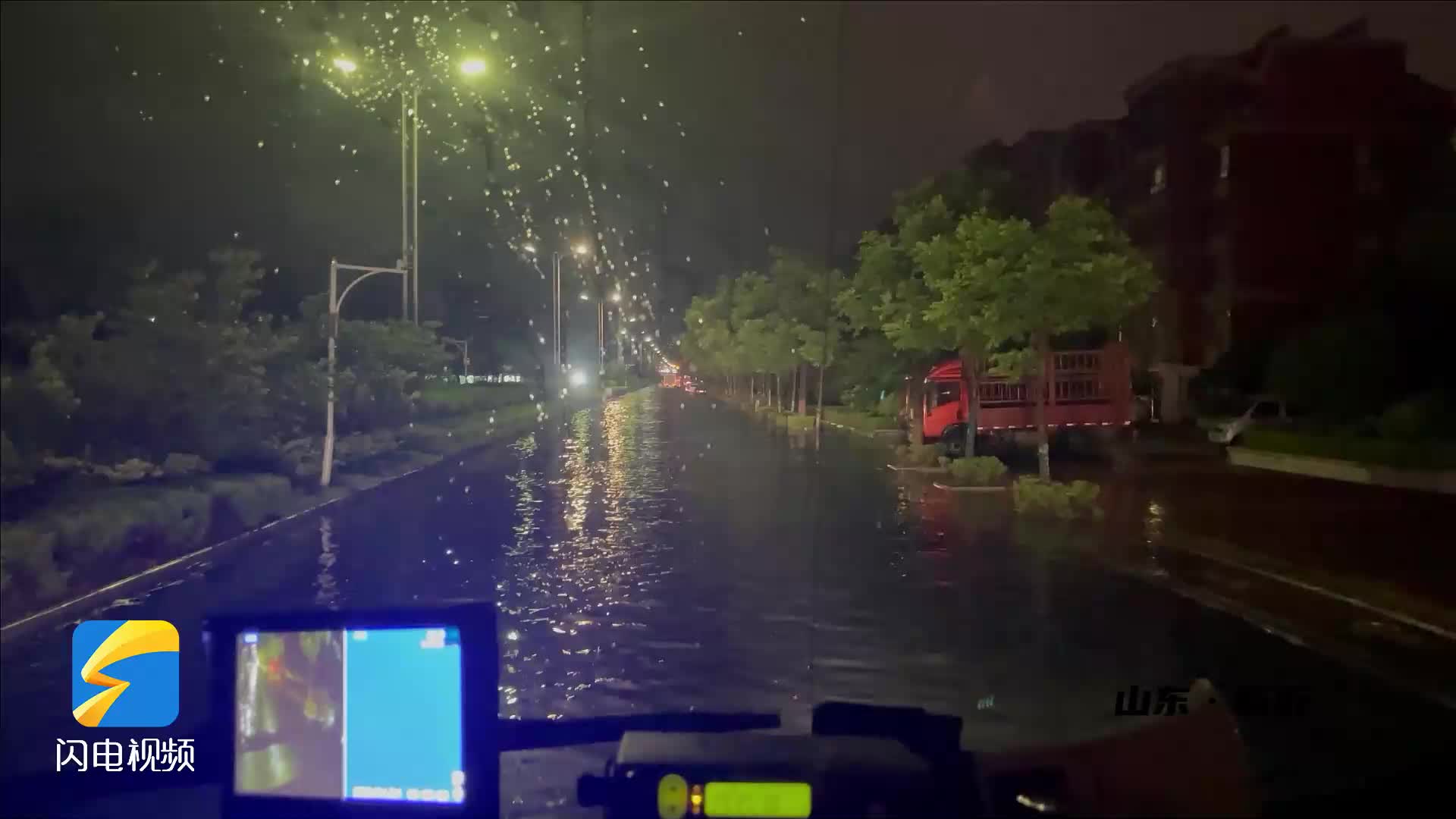 临沂：强降雨致2车4人被困积水路段 消防出动紧急营救