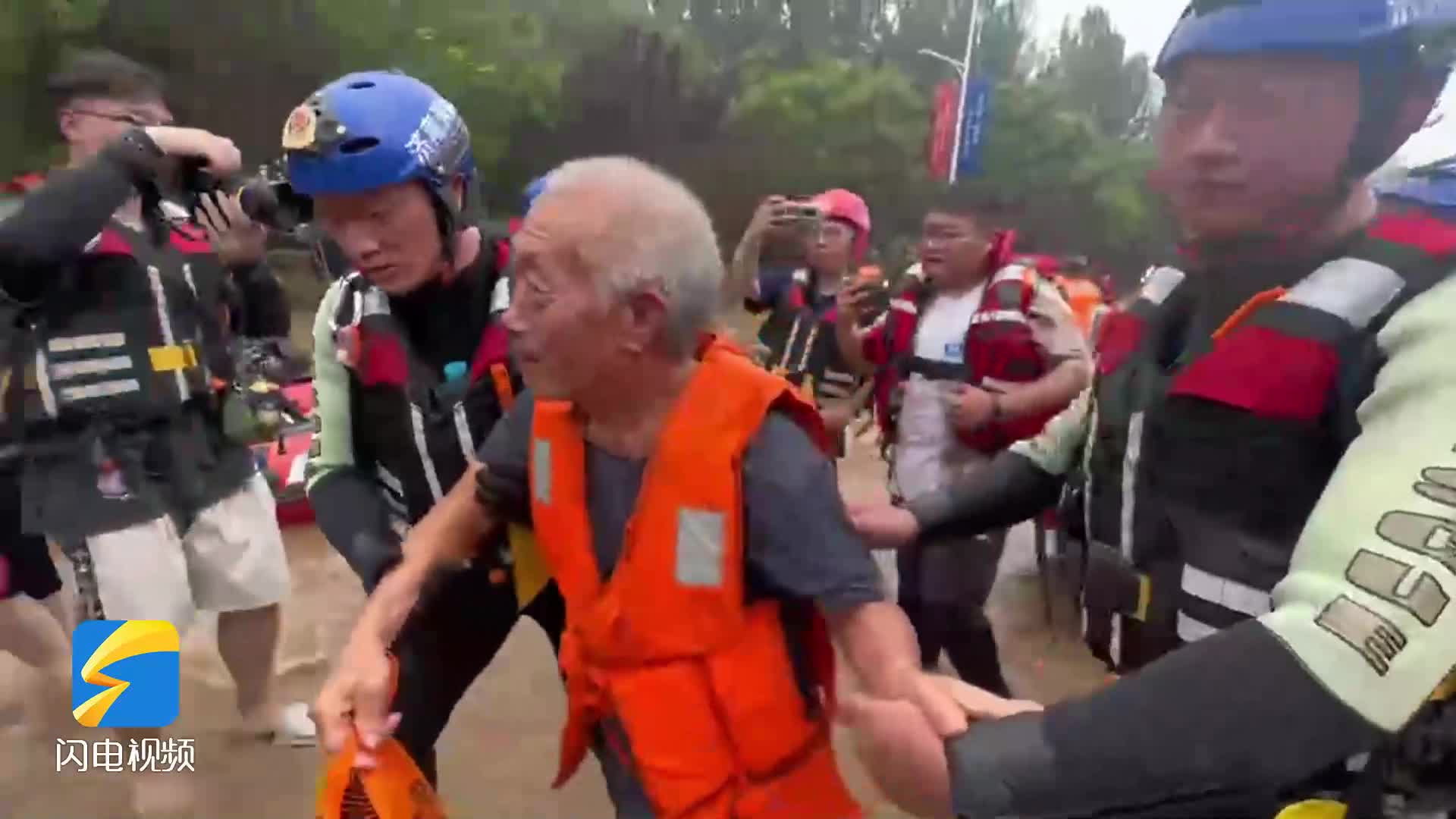 尽可能转移更多人！山东消防济南增援分队成功营救一名74岁老人