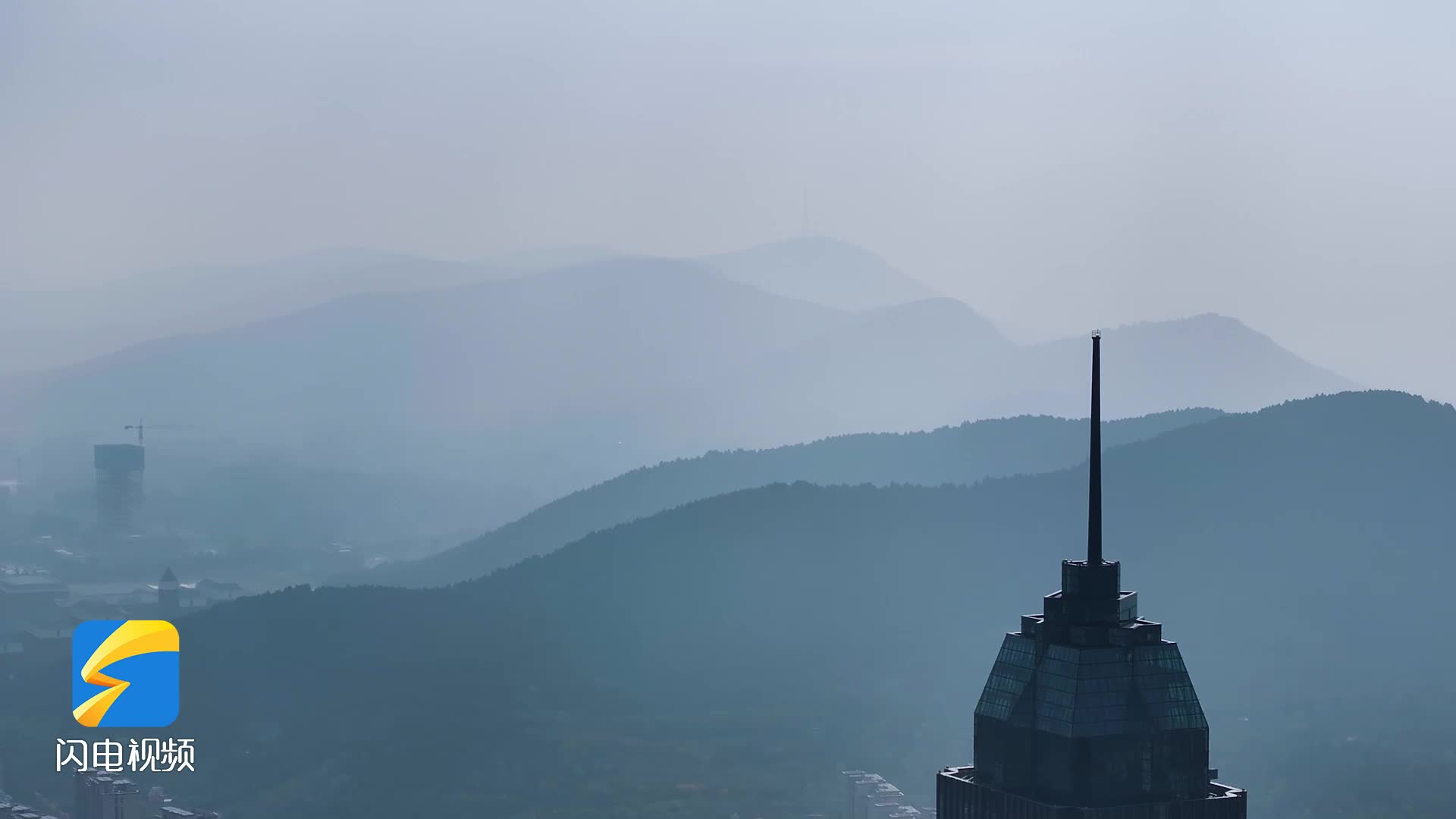 枣庄新城有轻雾 高空俯瞰城市宛如水墨丹青画