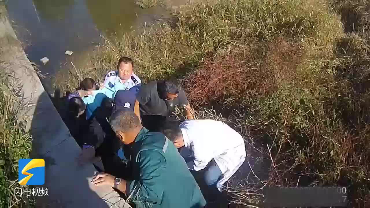 昌邑：女子骑车不慎跌落坠河 民警及时救援助脱险