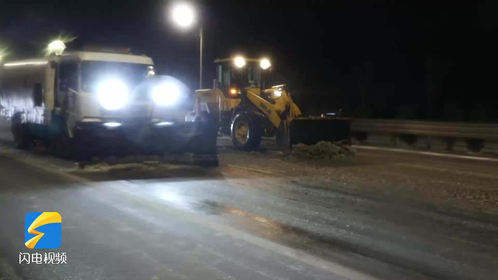 郯城：公路部门连夜扫雪除冰保畅通