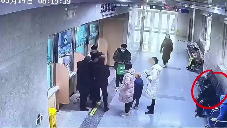 潍坊诸城市：下夜班医生“多看一眼” 跪地救下心梗老人_新派网-V新派客户端-潍坊市广播电视台