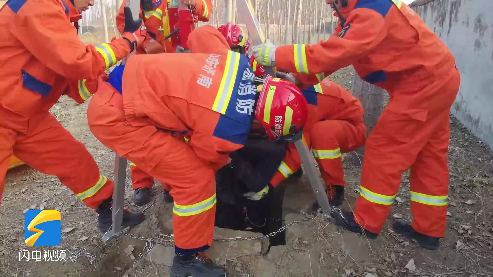 七旬老人被困4米深井20个小时 济南消防成功营救