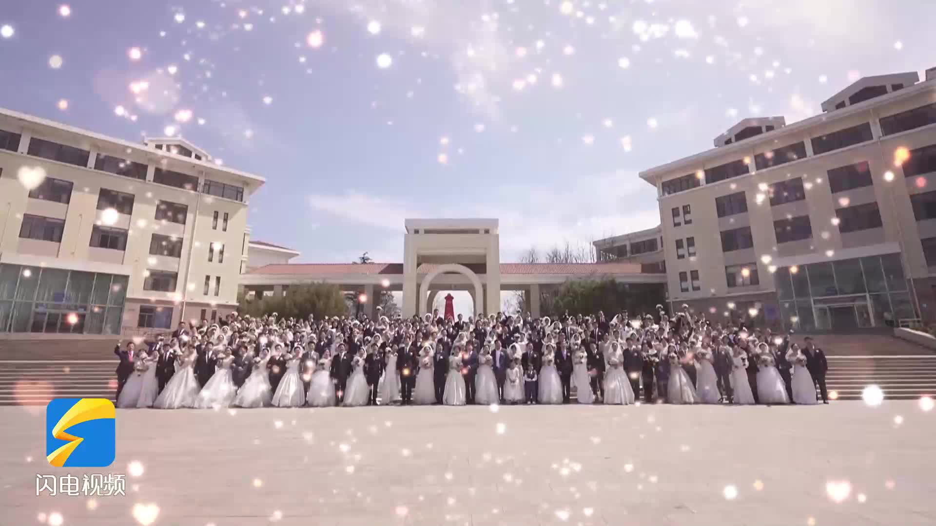 樱花树下 浪漫相约！中国海洋大学100对校友回母校办集体婚礼