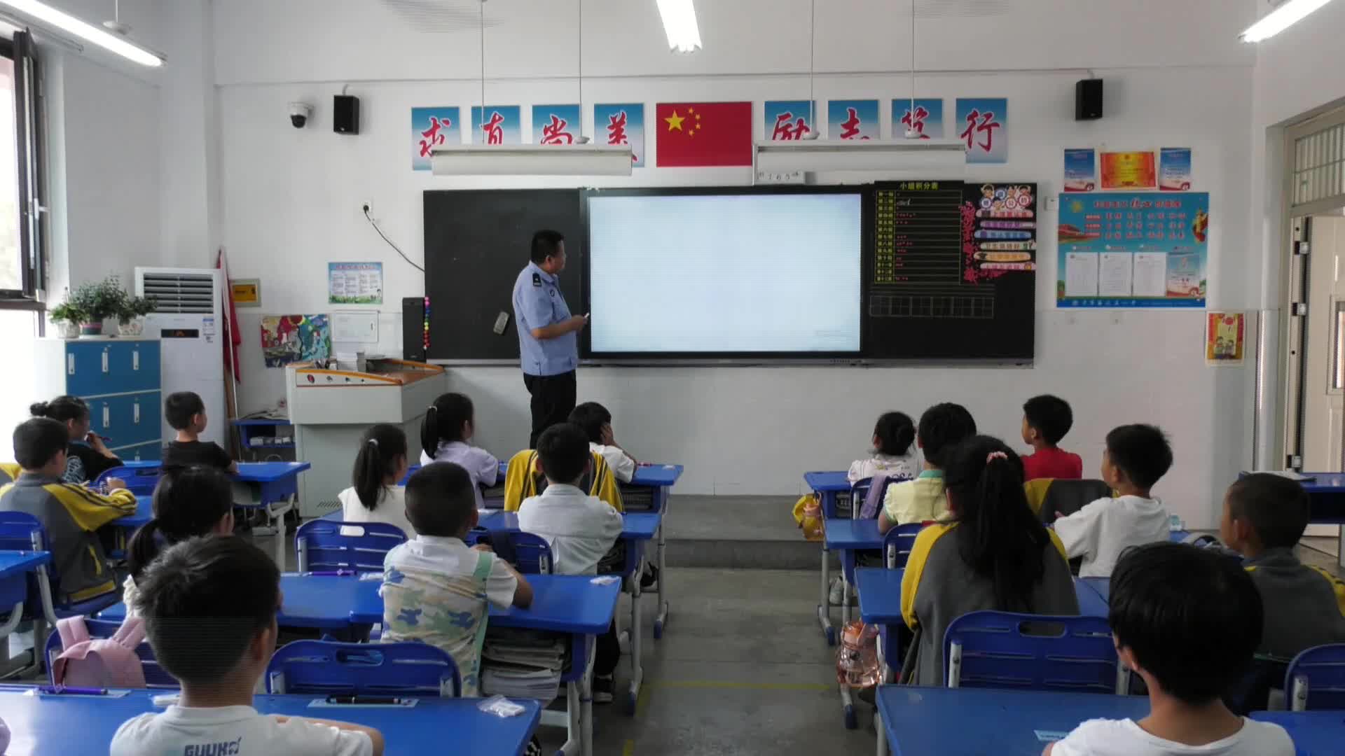 蒙阴交警开展"交通安全进校园"宣传活动