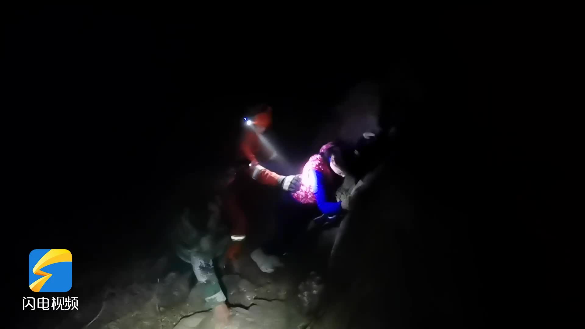 鄒平：5名游客登山賞景被困山頂 消防護送下山