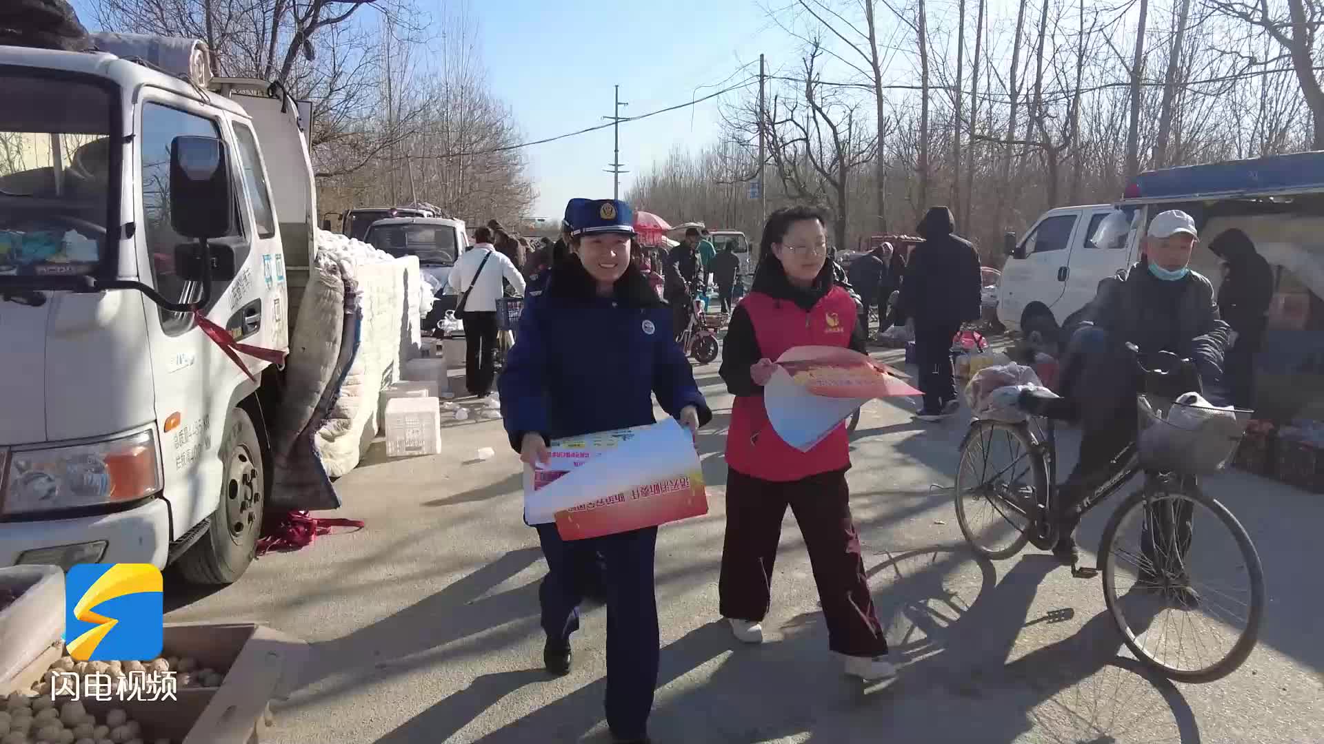 鄒平：消防宣傳趕大集 送年畫守平安