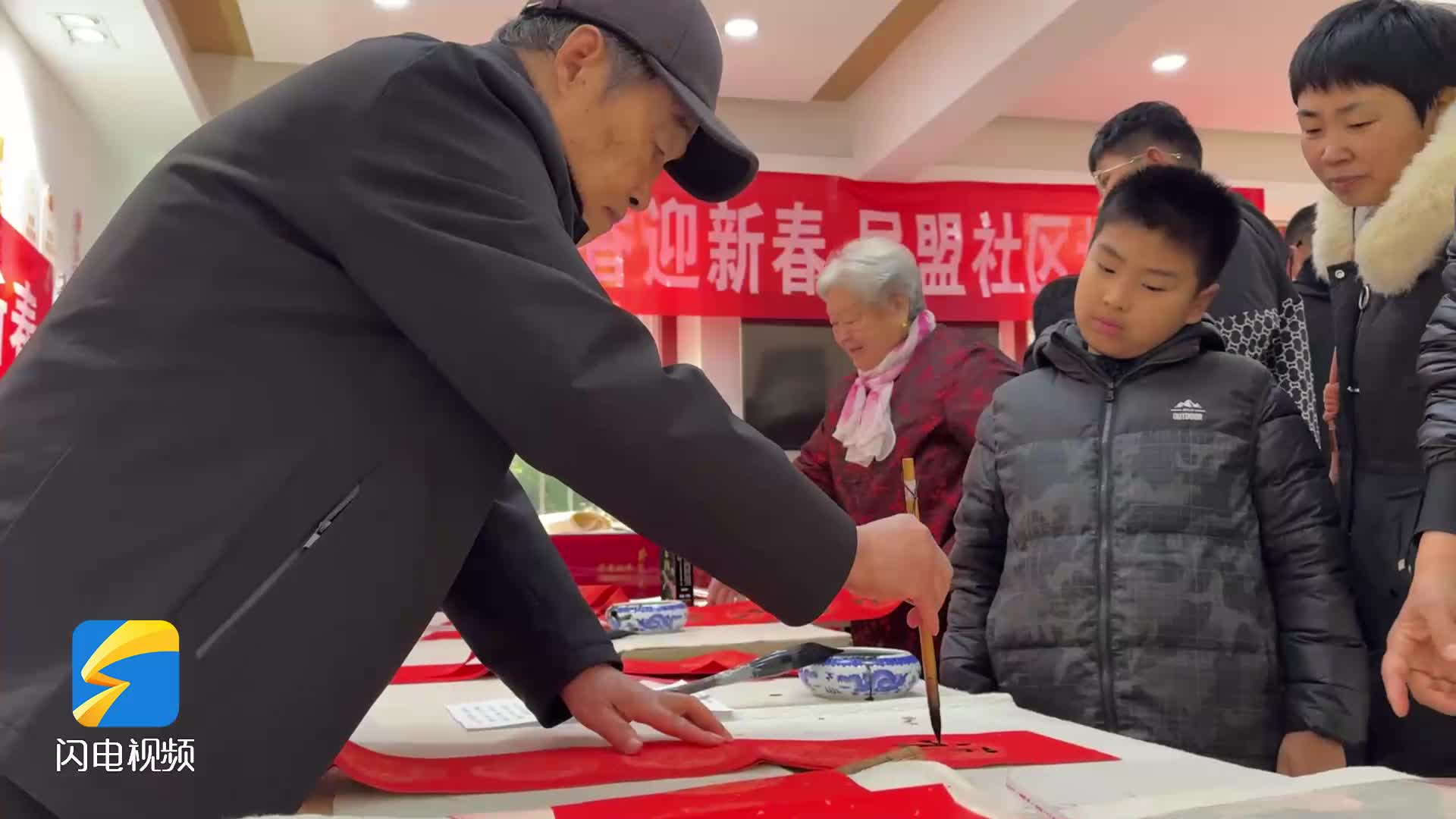 南门社区欢庆新春 民盟济宁市任城区二支部送书赠福添彩头