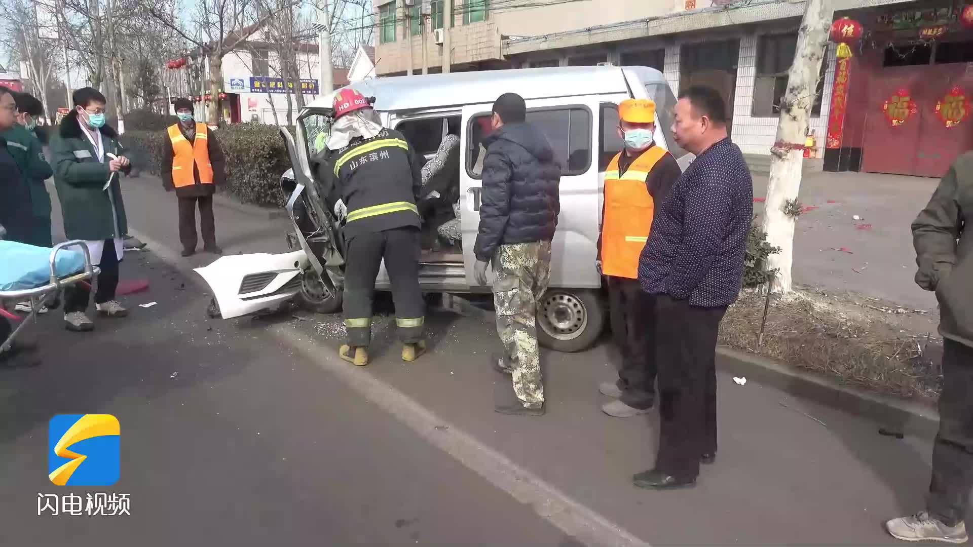 鄒平：兩車相撞致一人被困 消防5分鐘救援