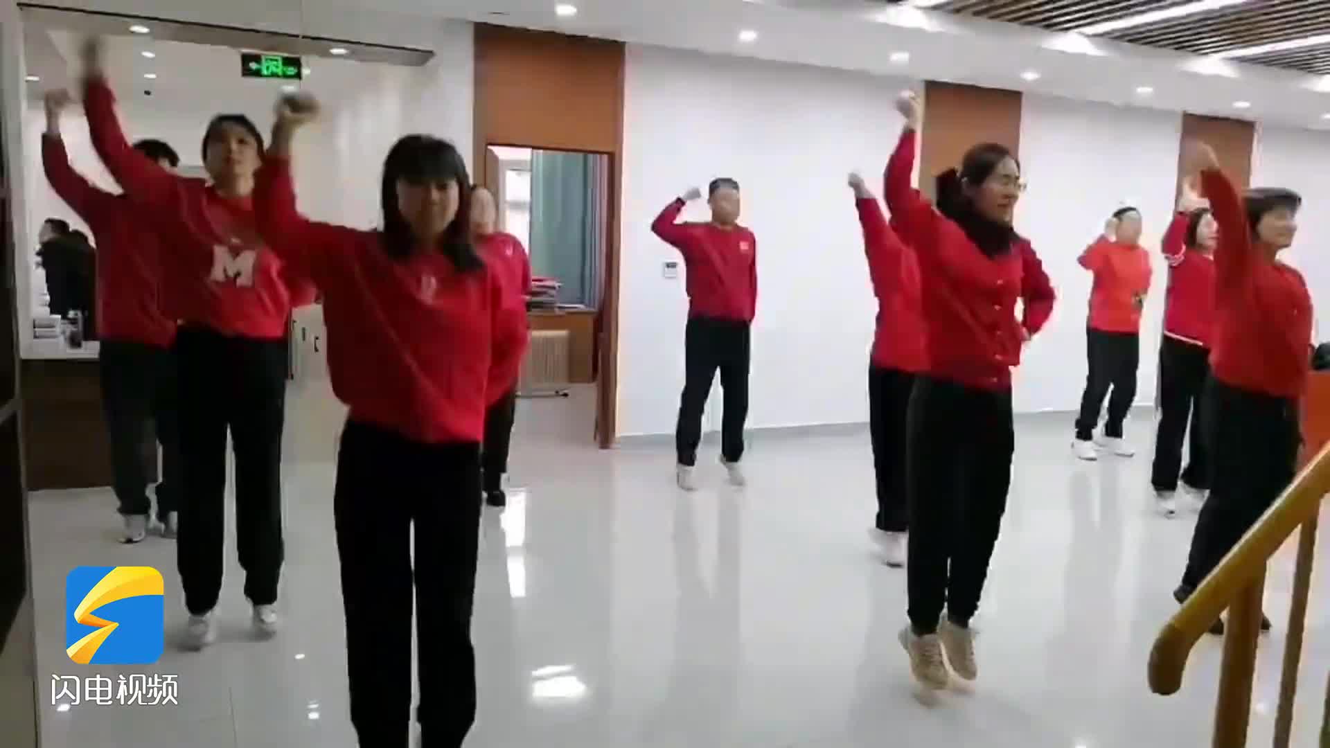 “新年快乐”边跳边说 祝福加倍平安喜乐｜工间操大赛