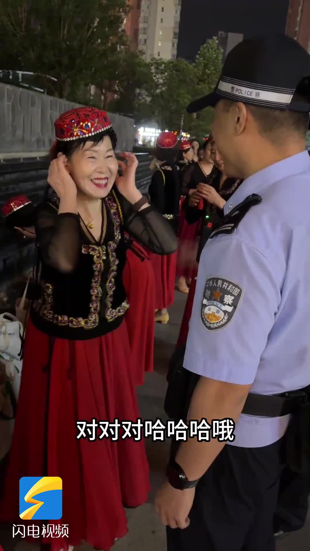 助力高考 济南大妈跳起“无声广场舞”