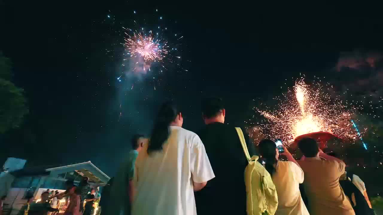 凤凰涅槃、七彩祥云、铁花火壶、电音泼水 红叶柿岩“海陆空”全线引爆暑期狂浪！