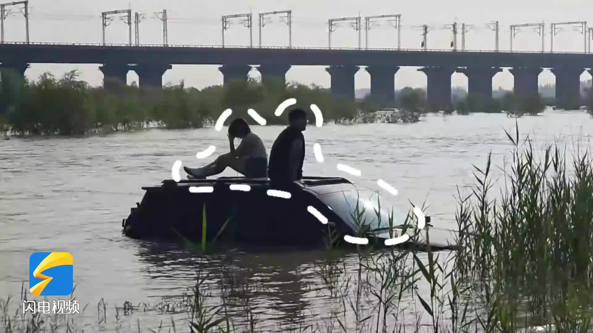 淄博：越野車游玩涉水兩人被困河中 消防緊急救援
