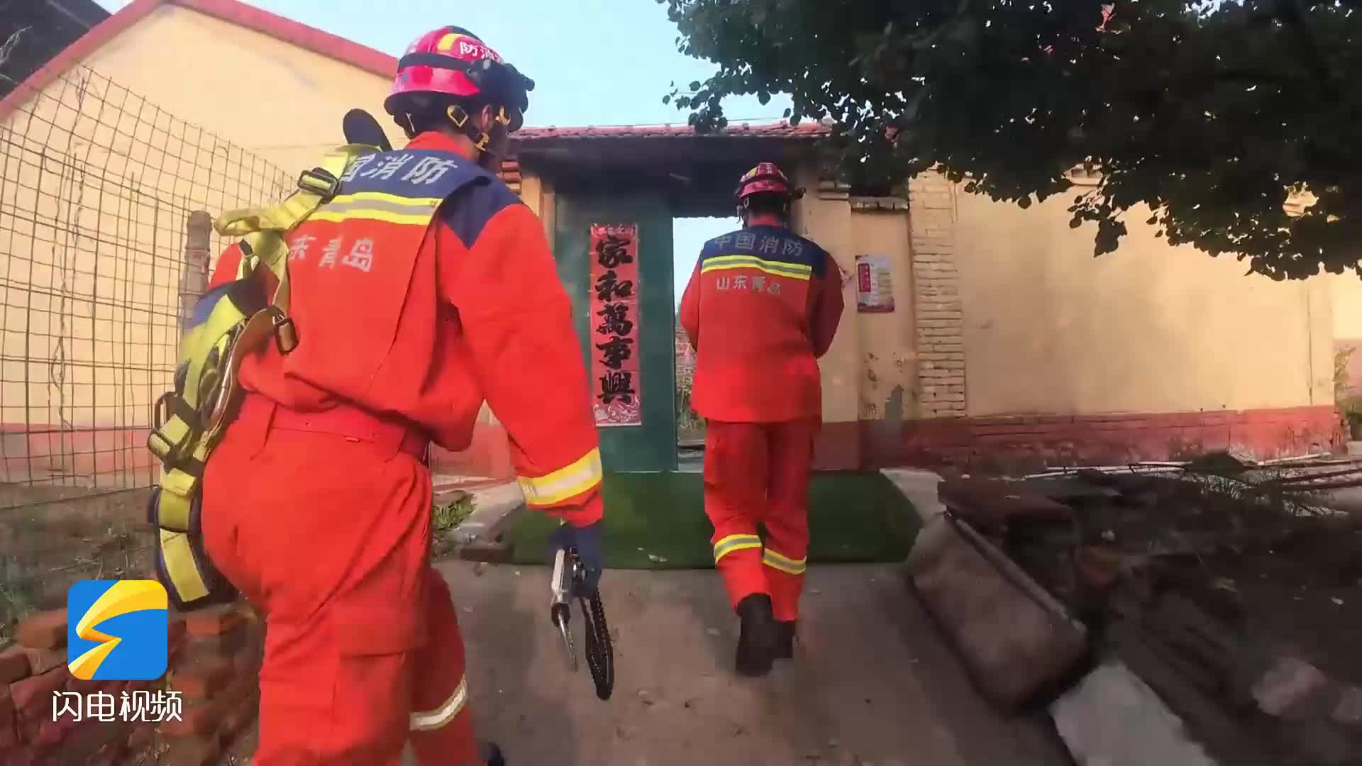 山東青島：老人不慎墜井 消防緊急救援