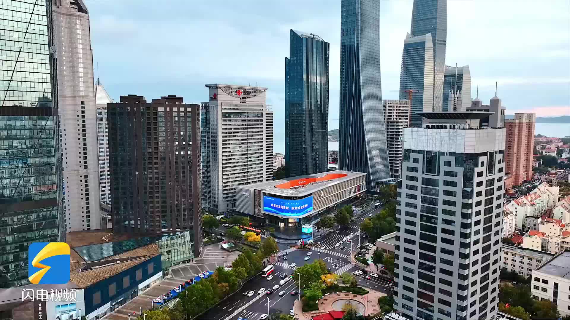 庆祝“青岛企业家日” 青岛沿海大屏点亮感恩之光