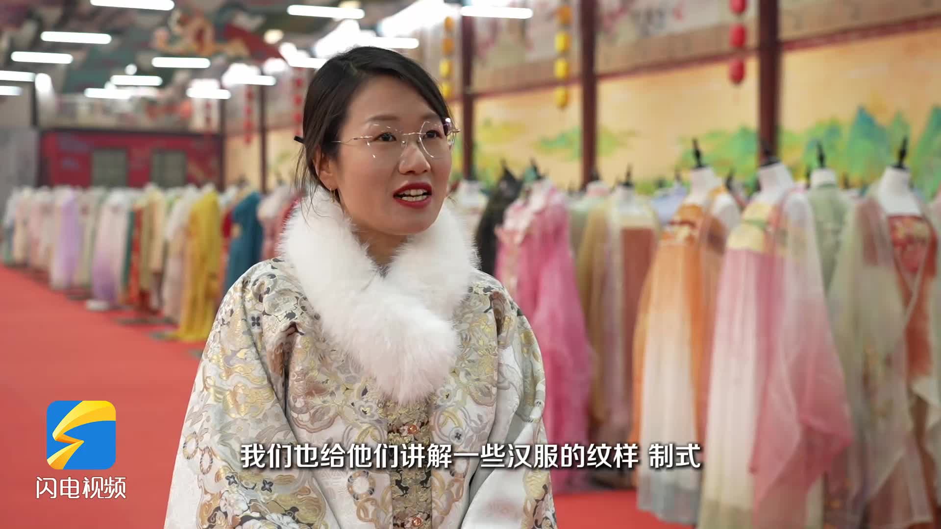 不愧是“汉服之都”！曹县小学生上课穿汉服，聊起马面裙头头是道