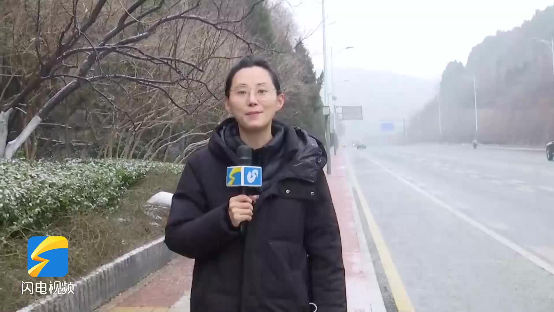 寒潮雨雪来袭！闪电新闻记者直击一线 济南环卫百人战雪保畅通