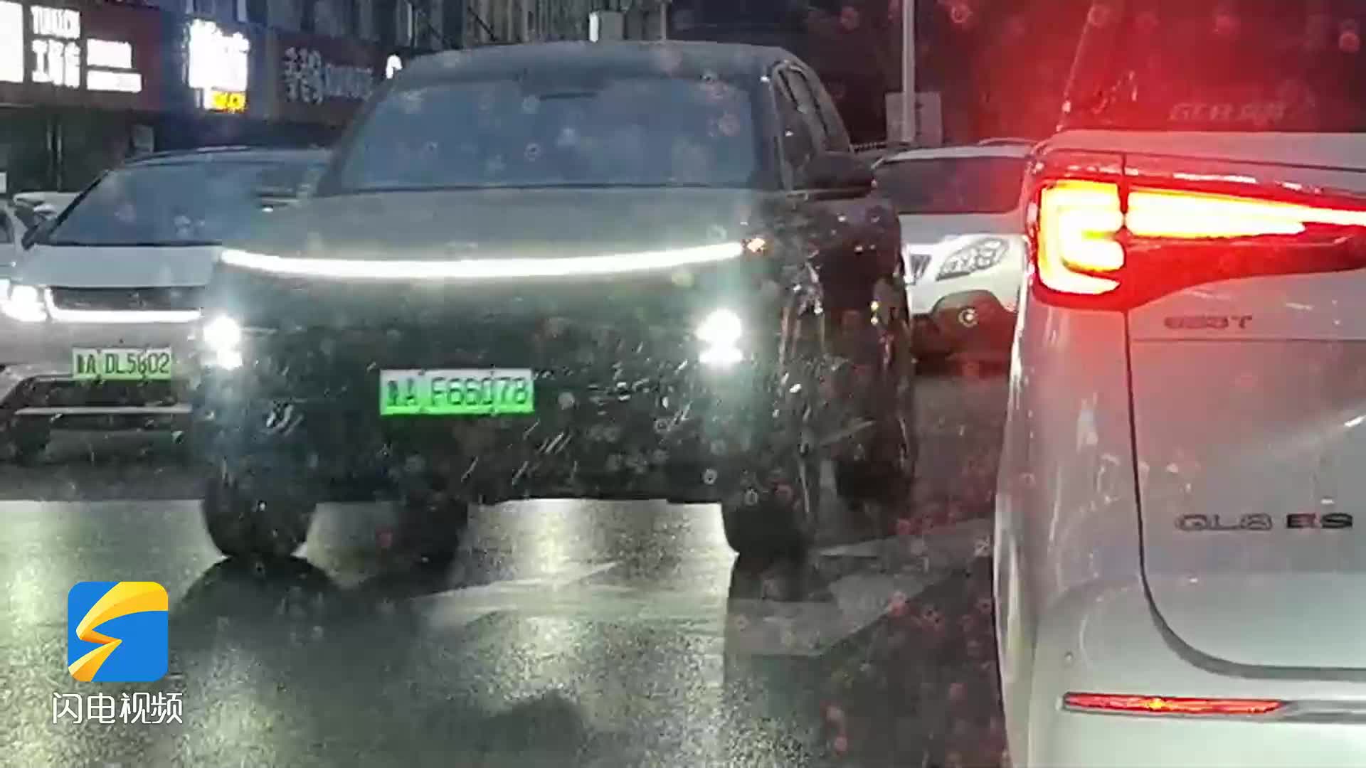 济南今夜局部零星小雪 闪电新闻提醒市民注意出行安全