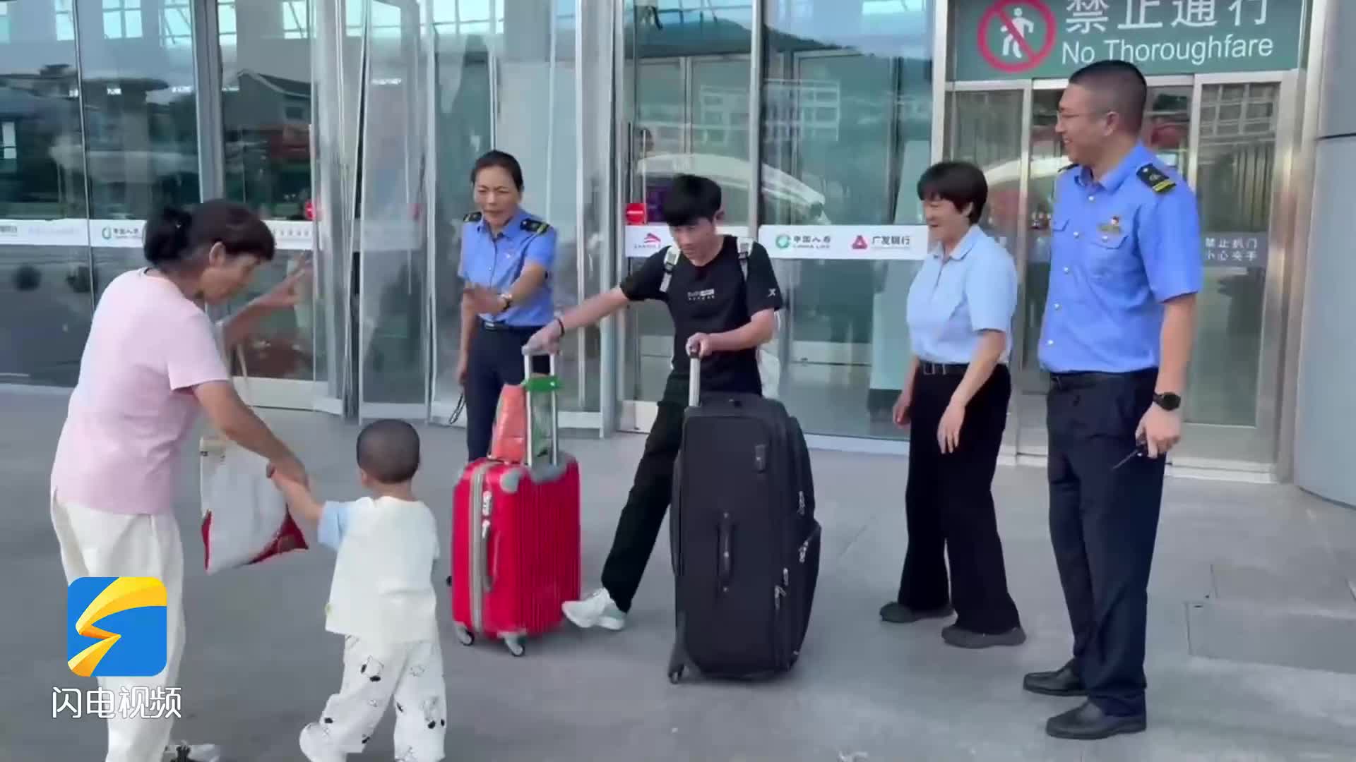幼童与家人下车走散独留站台 枣庄站工作人员暖心守护