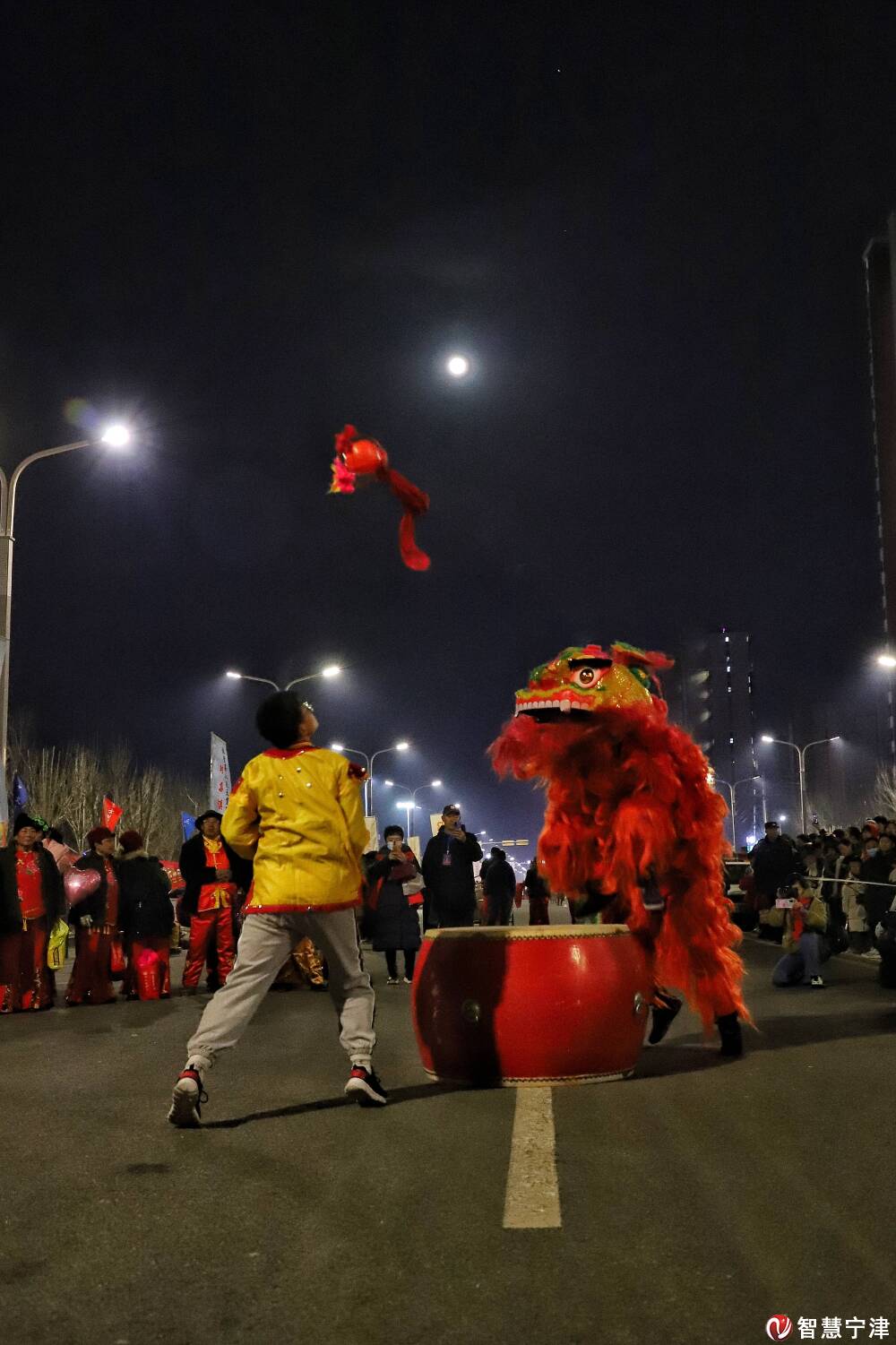 上大片特约摄影师崔红芳镜头下的非遗民俗文化展演烟花秀