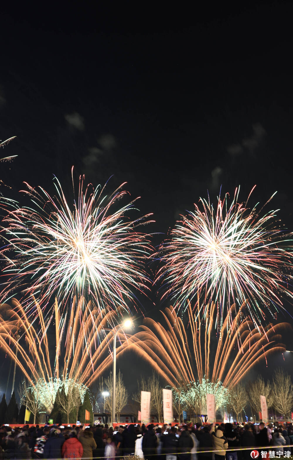 上大片特约摄影师于保泉镜头下的非遗民俗文化展演烟花秀