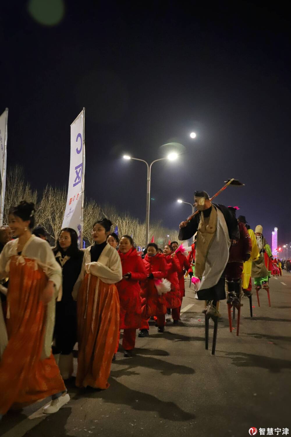 上大片特约摄影师崔红芳镜头下的非遗民俗文化展演烟花秀