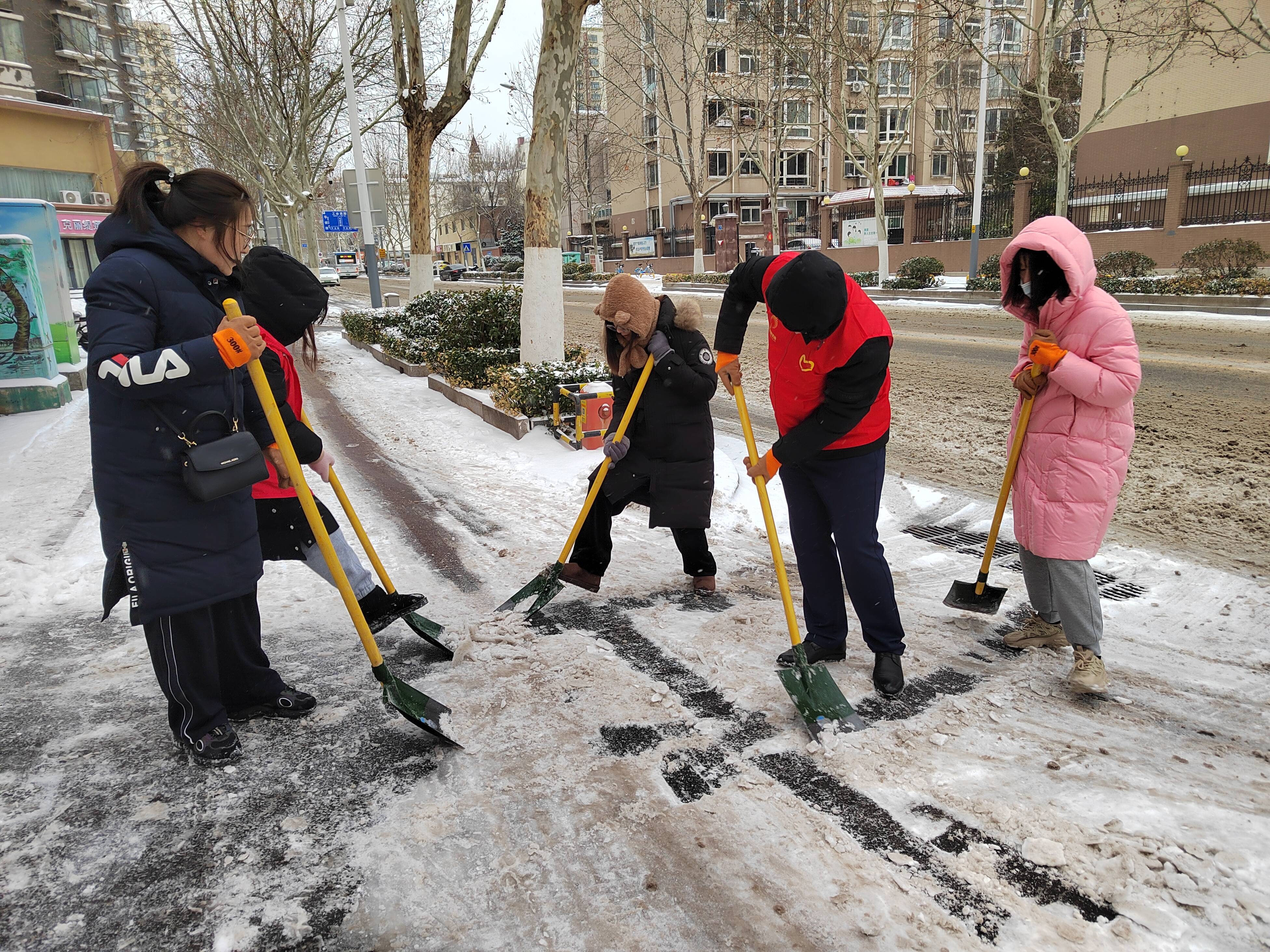 东风街道锦绣泉城社区开展清雪除冰行动