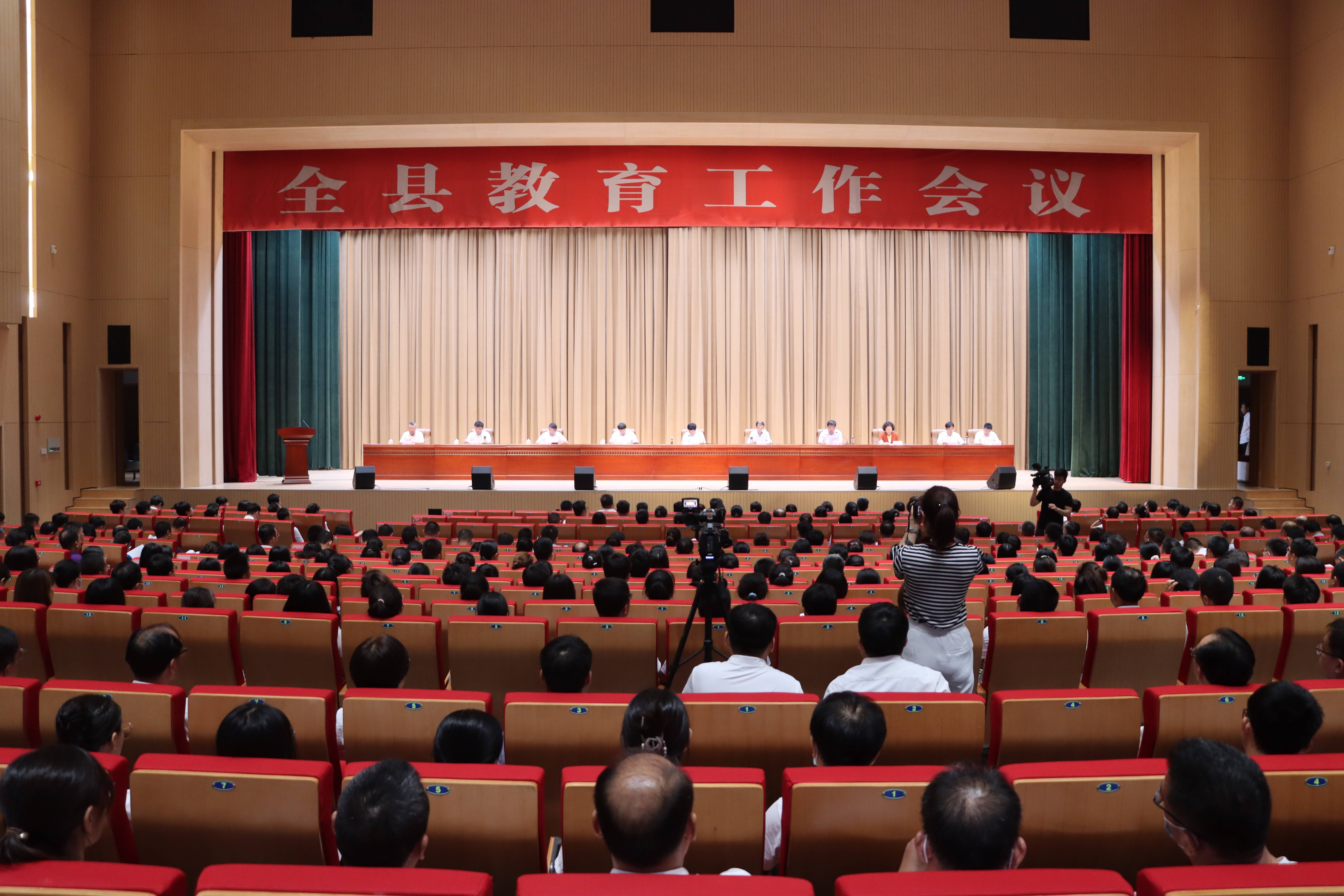 第一中学校长王玉祥,弘德中学教师侯晶作了发言