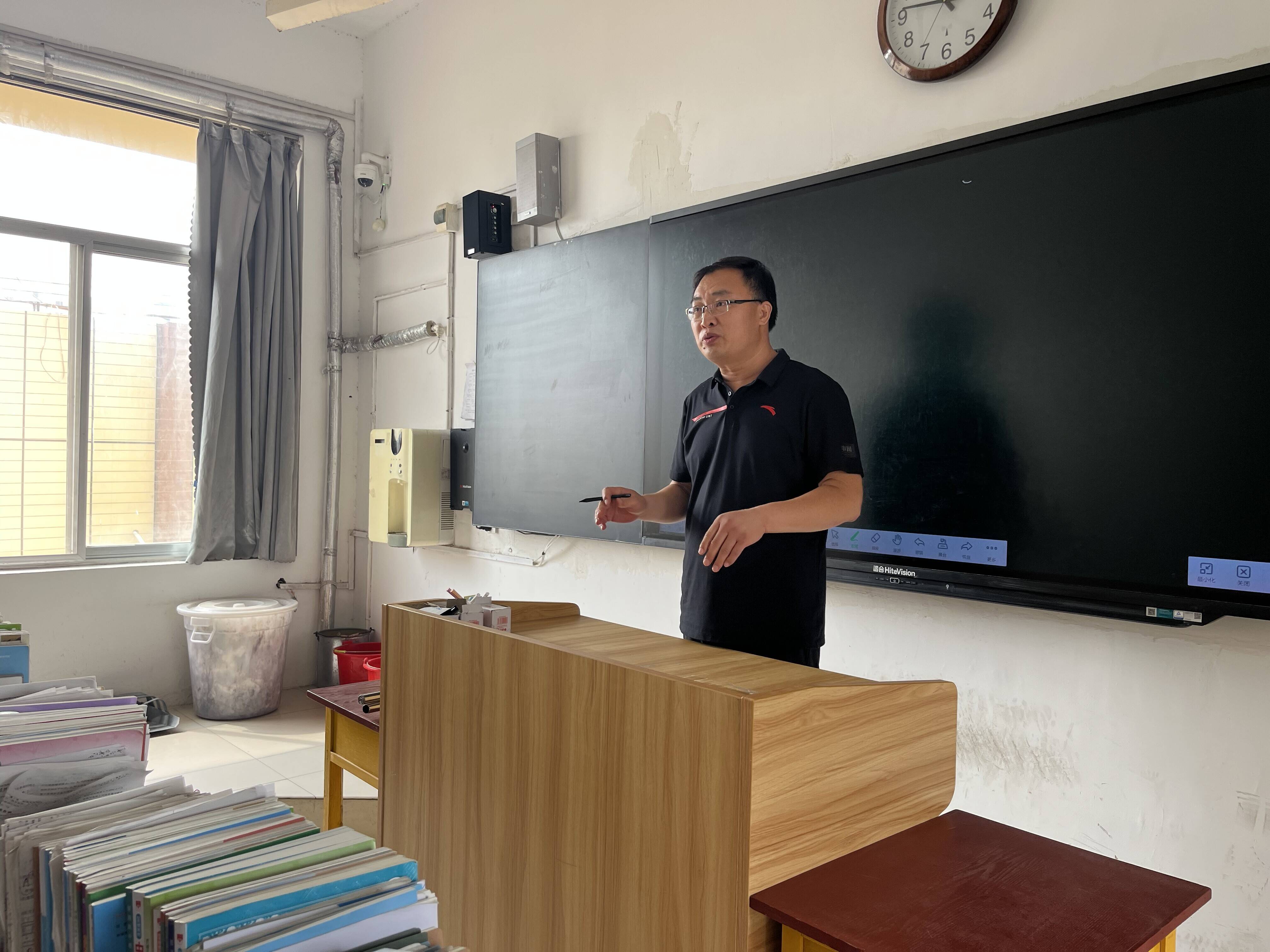 杨志敏:三尺讲台洒春晖 二十五载育桃李