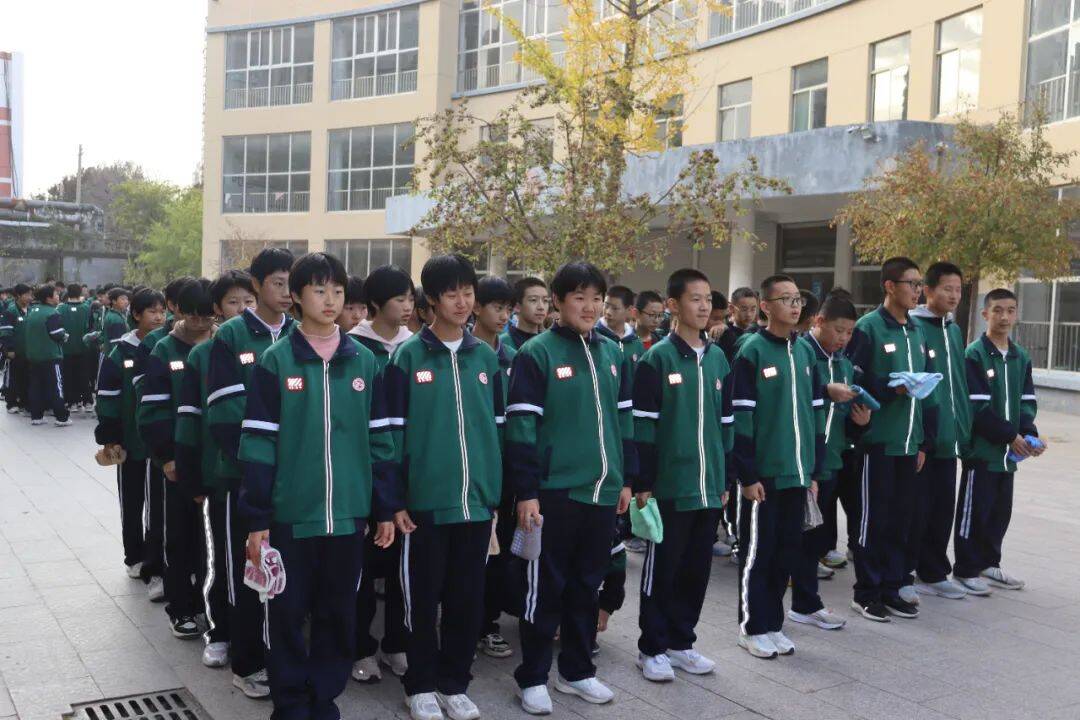 弘德中学开展消防安全知识讲座及火场逃生疏散演练