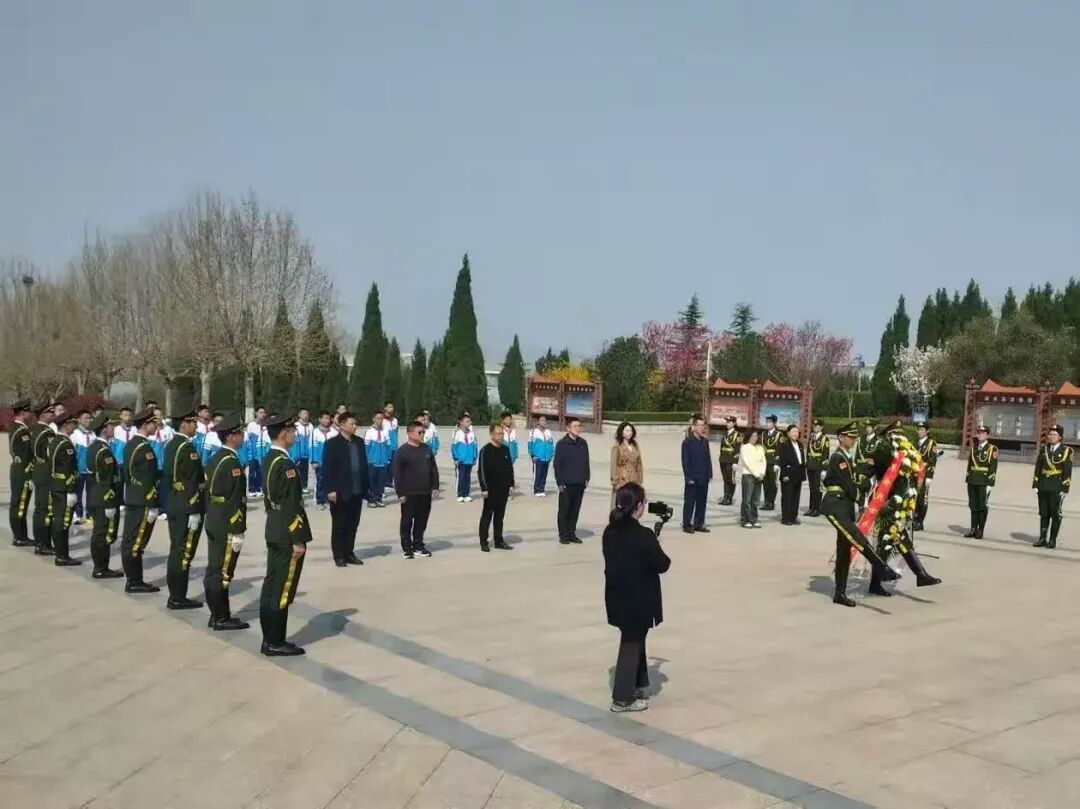 简篇-清明寄哀思,描金敬英雄——平阴县烈士陵园开展清明学生祭扫活动 图片