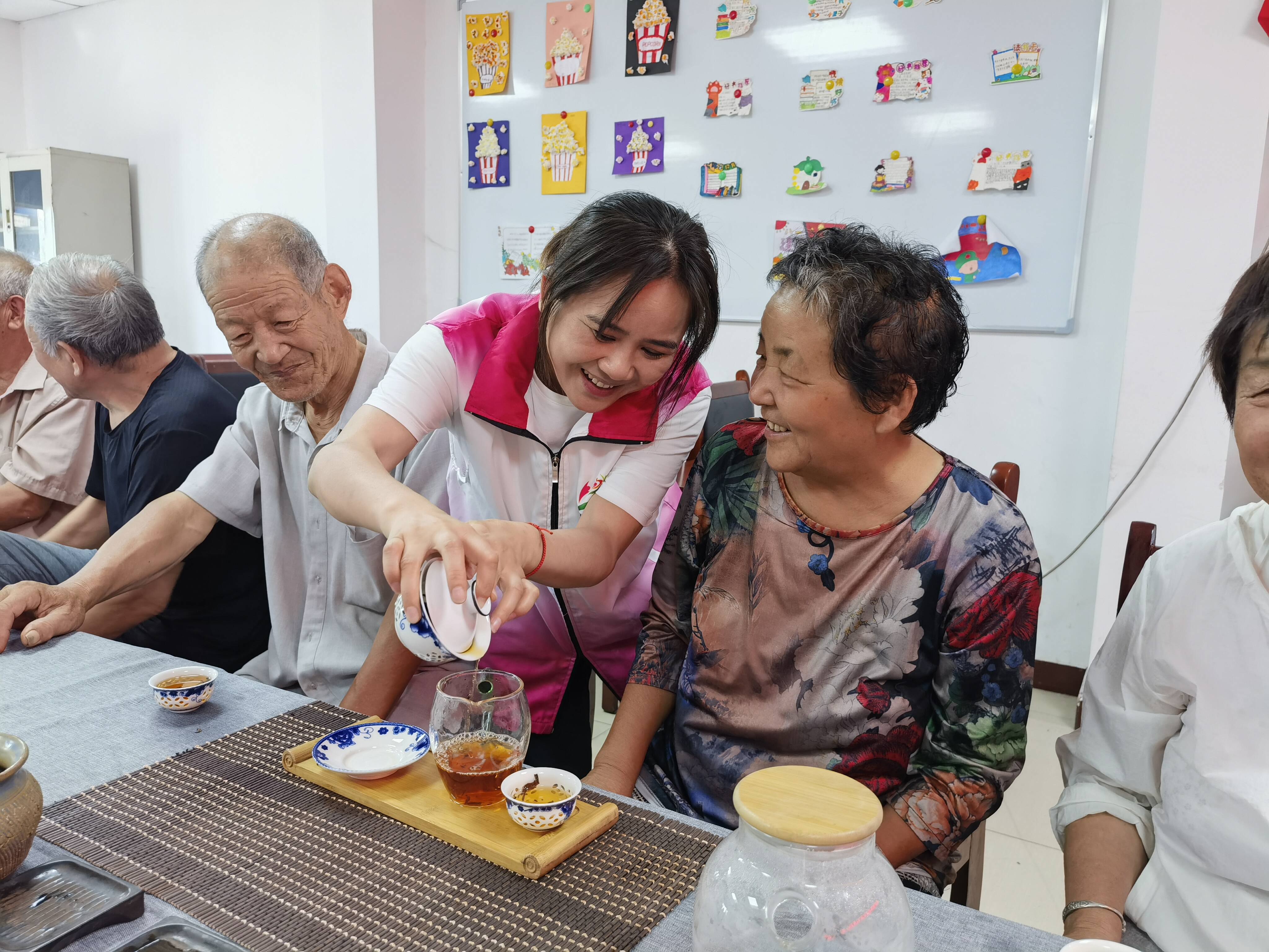平阴县孔村镇社工站开展老年茶艺课活动