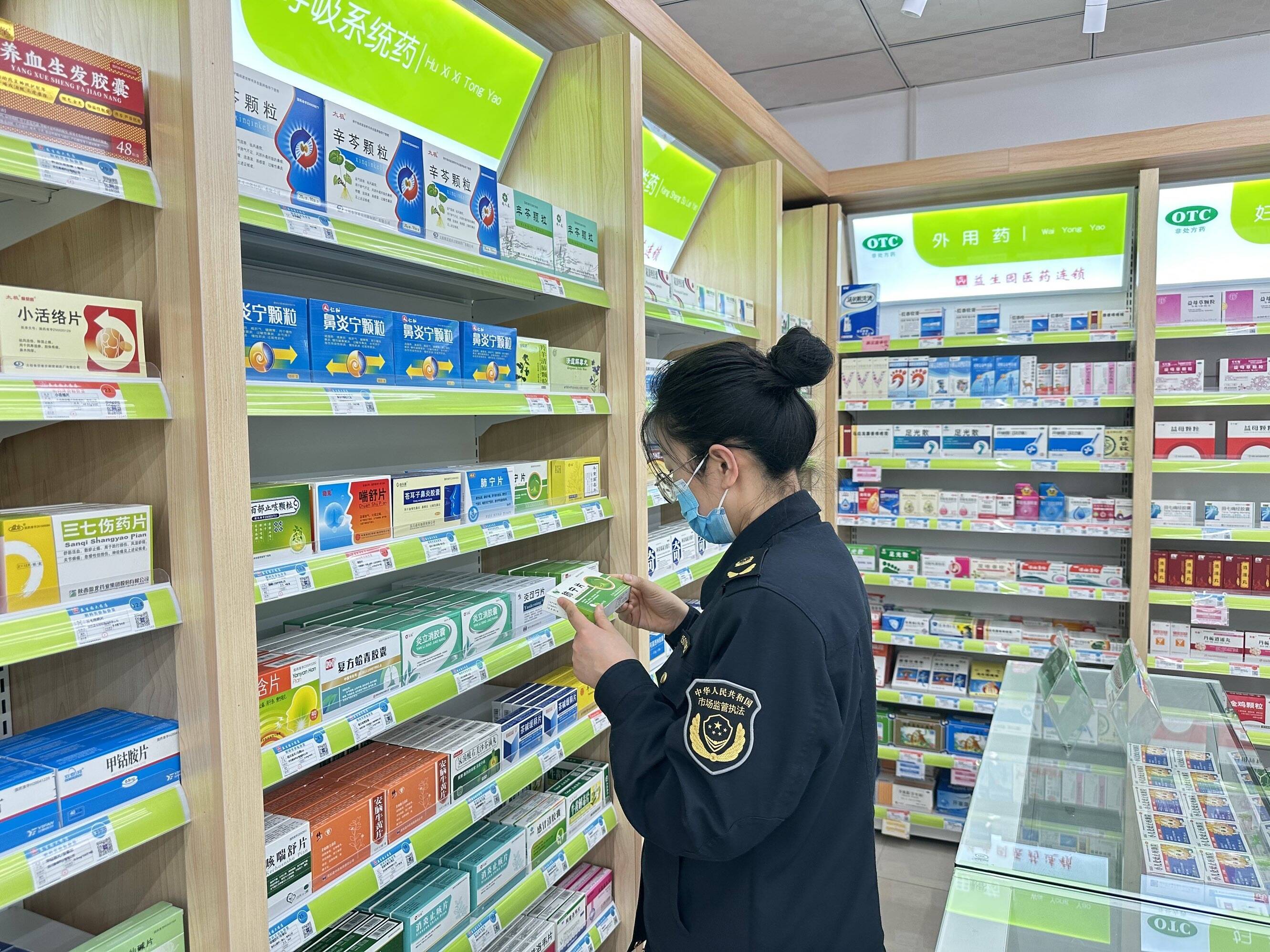 平阴县市场监督管理局对新开办药店开展监督检查