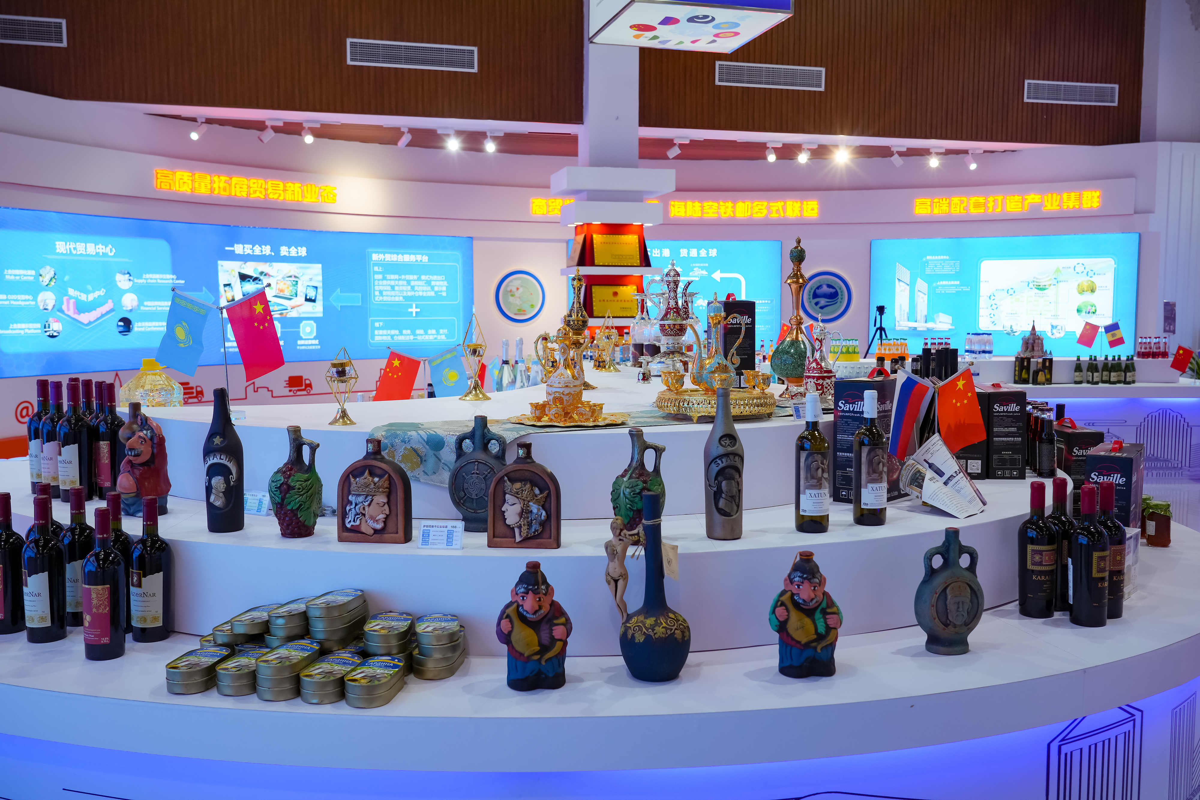 2022年10月19日,，青島，上合示范區(qū)展出的上合國家特色商品,。