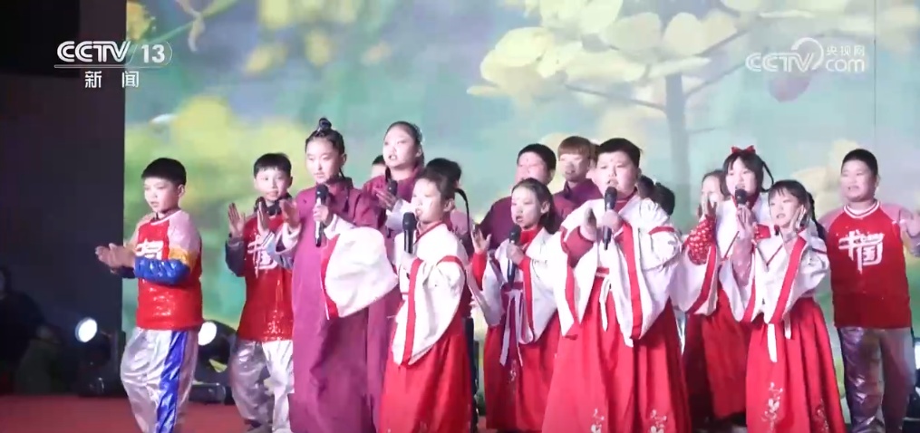 自導(dǎo)自演迎新春 歌唱當(dāng)代好生活,！火熱“村晚”點(diǎn)亮春節(jié)“儀式感”