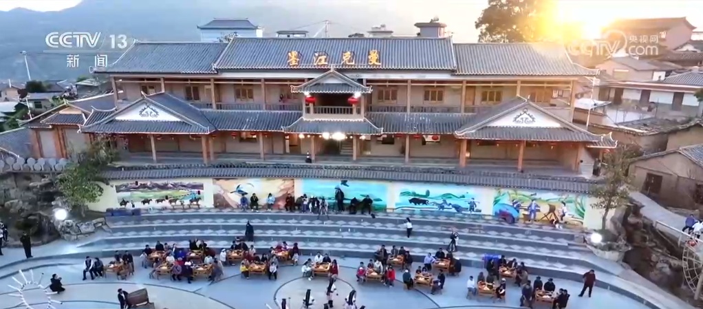 自導(dǎo)自演迎新春 歌唱當(dāng)代好生活！火熱“村晚”點(diǎn)亮春節(jié)“儀式感”