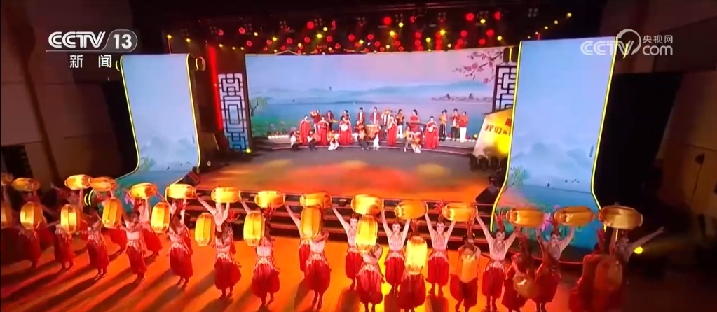 自導(dǎo)自演迎新春 歌唱當(dāng)代好生活,！火熱“村晚”點(diǎn)亮春節(jié)“儀式感”