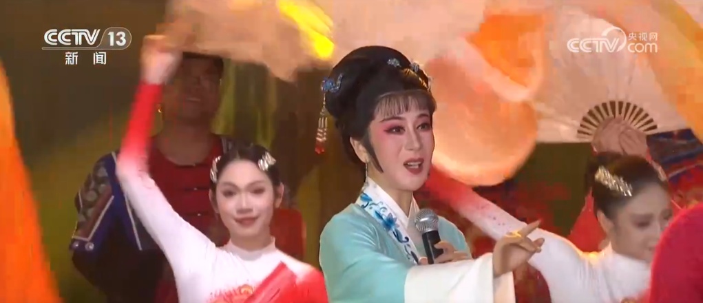 自導(dǎo)自演迎新春 歌唱當(dāng)代好生活！火熱“村晚”點(diǎn)亮春節(jié)“儀式感”