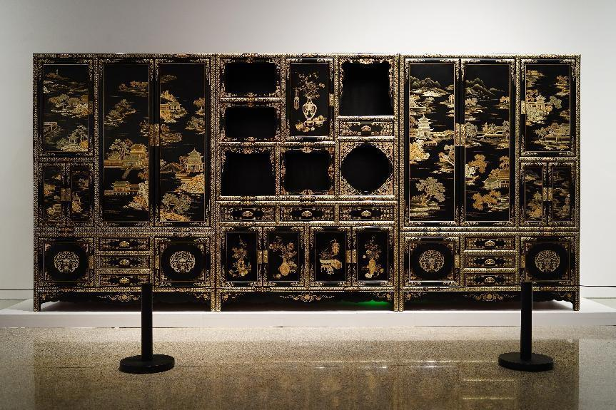 平遥漆器以"推光"而闻名,源自其加工工序中最重要的一步——用手掌