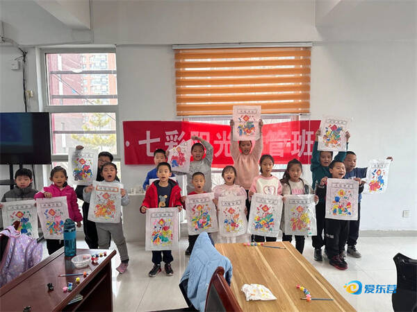 走进胜利街道胜林社区"七彩阳光"寒假公益托管班,魔方老师正带领孩子