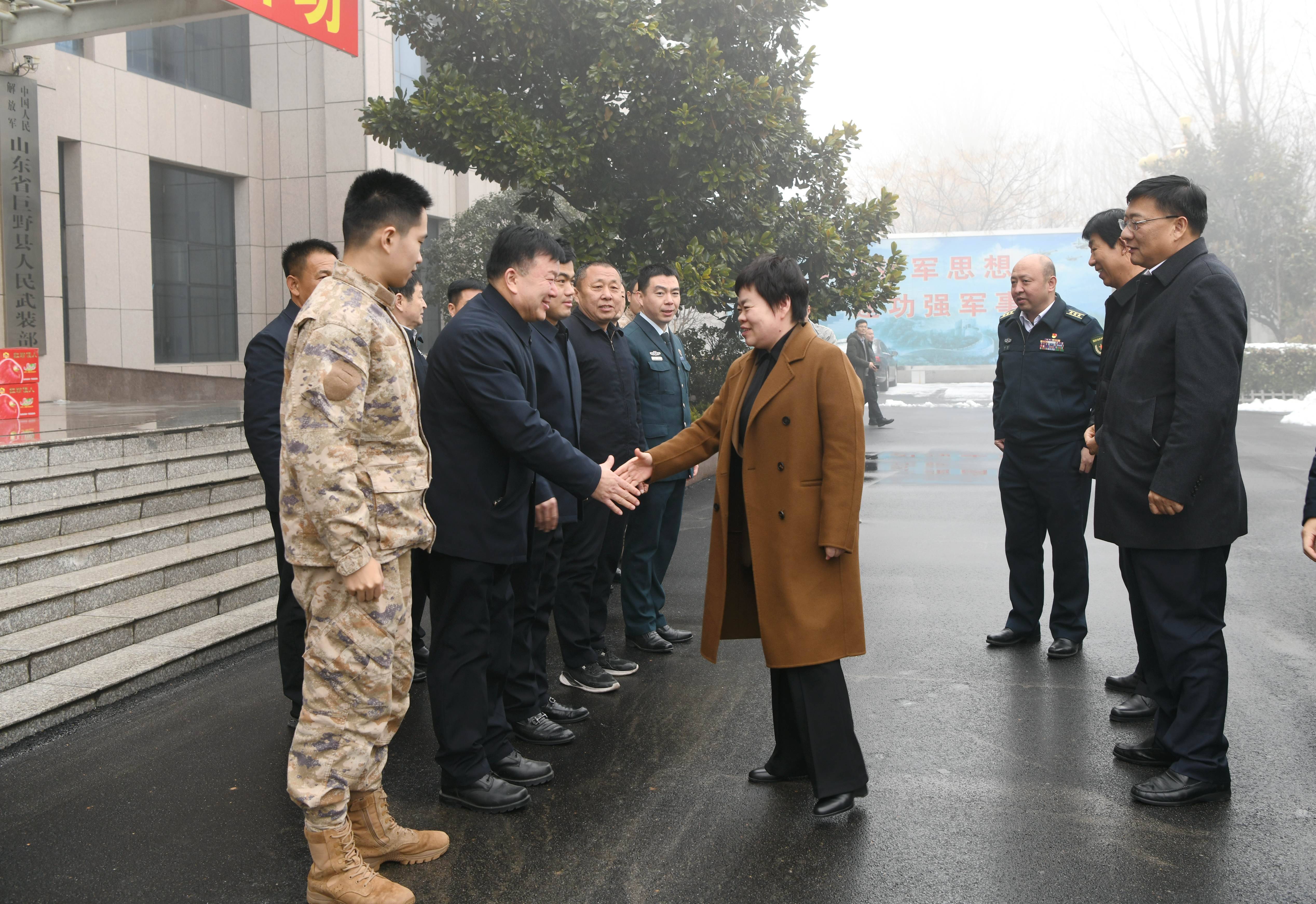 巨野县冯艳丽楚德勤等县领导走访慰问驻巨官兵军休老干部