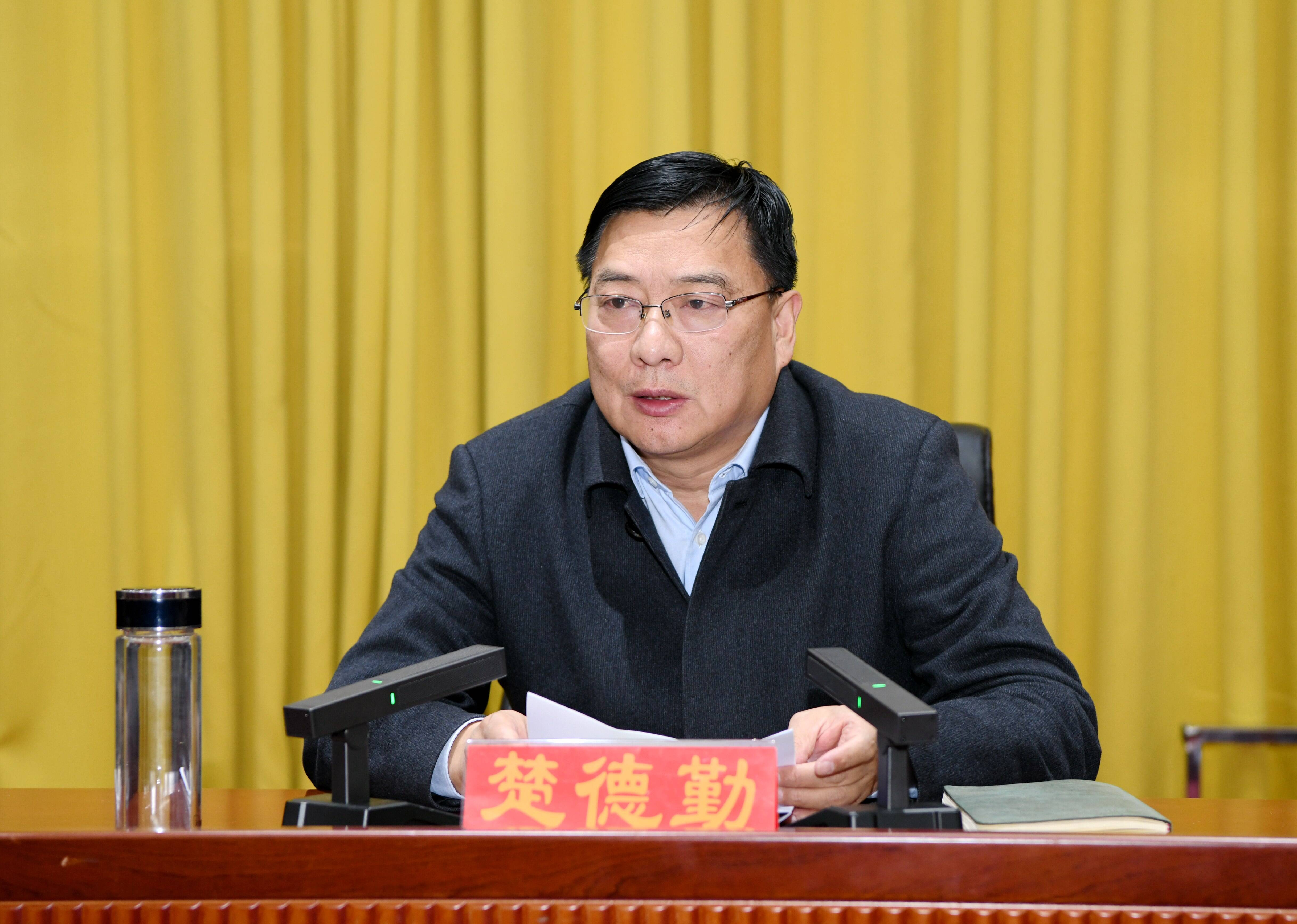 闪电号>媒体>巨野电视台>巨野县委副书记,县长楚德勤主持会议.