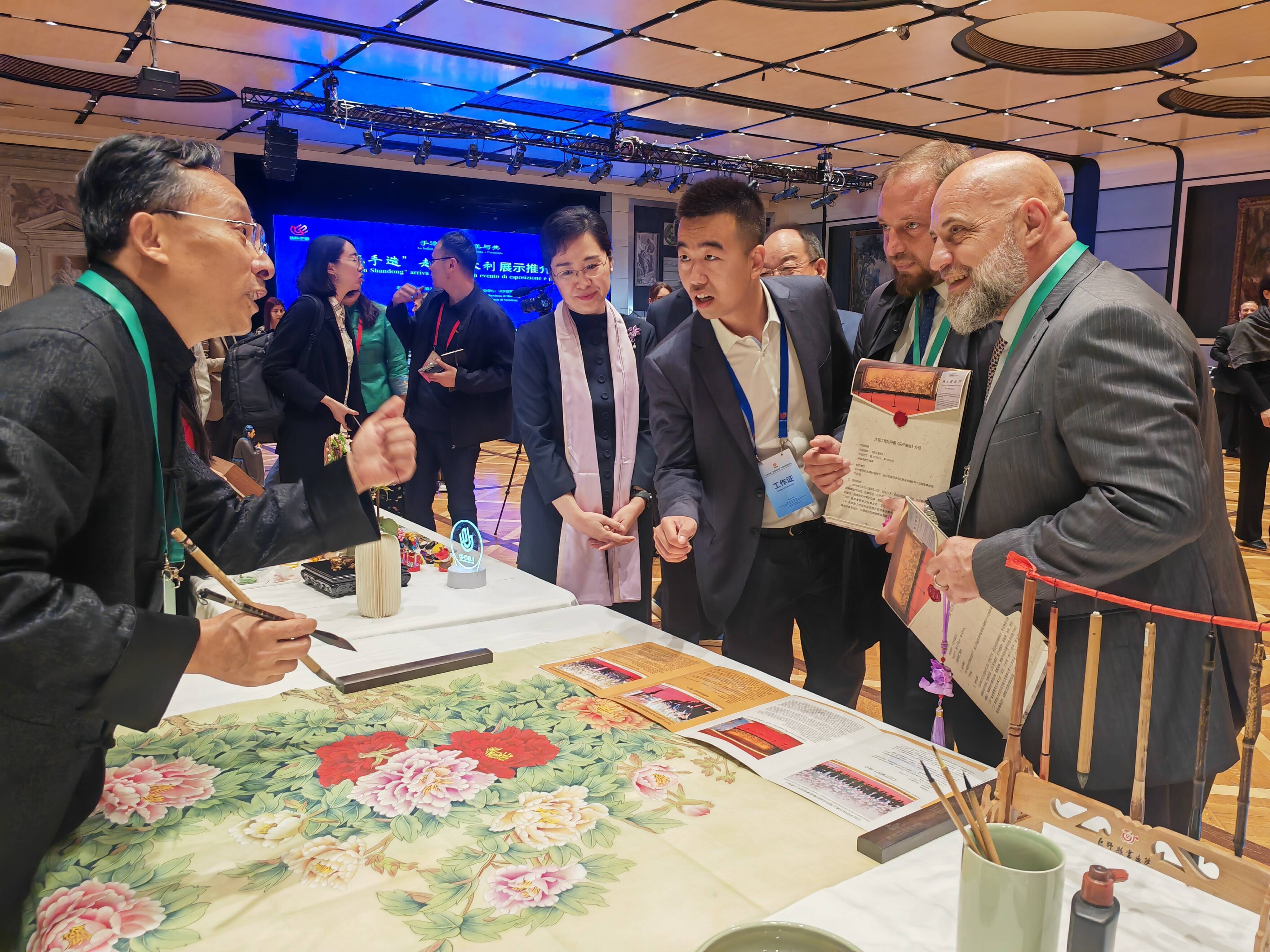 巨野县书画院特聘国家级美协会员画家指导下,亲身体验工笔牡丹画的