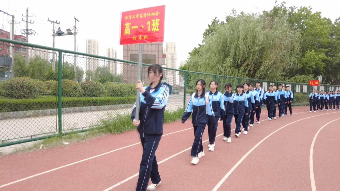 比赛项目结束后,高贤允副校长宣布菏泽二中2021年春季田径运动会闭幕