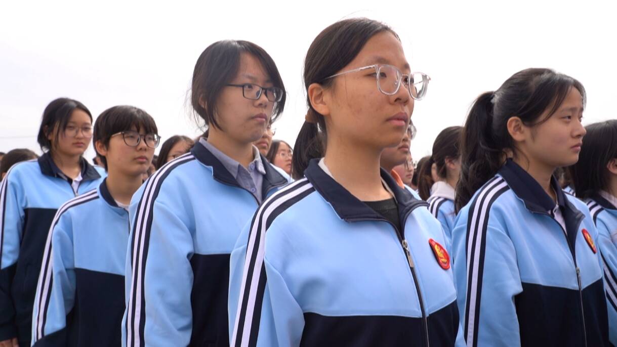 菏泽二中千余名师生徒步17公里祭先烈 传承红色基因