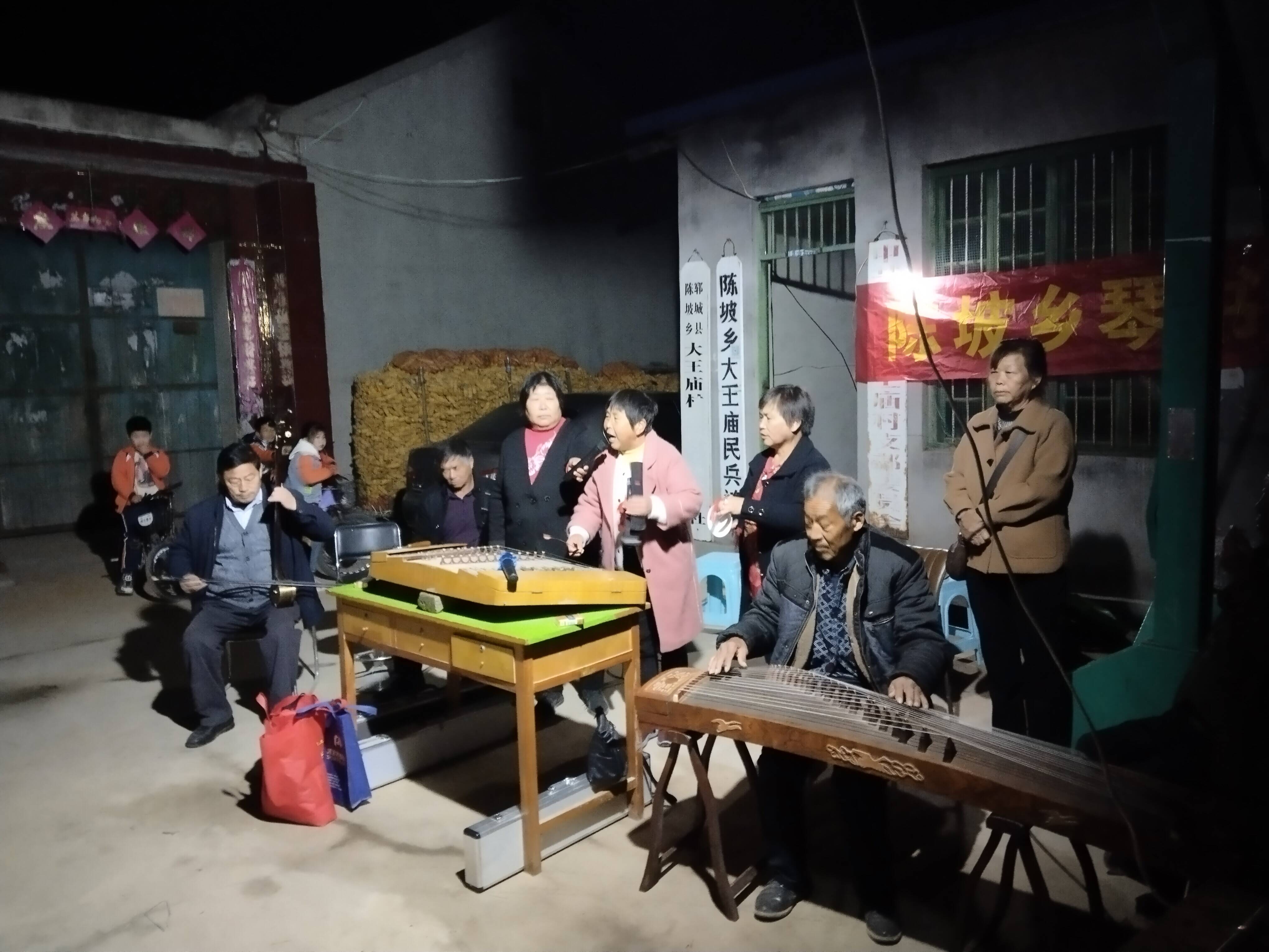 乡村振兴齐鲁样板村村有好戏郓城县陈坡乡乡村曲艺队奏响乡村振兴好