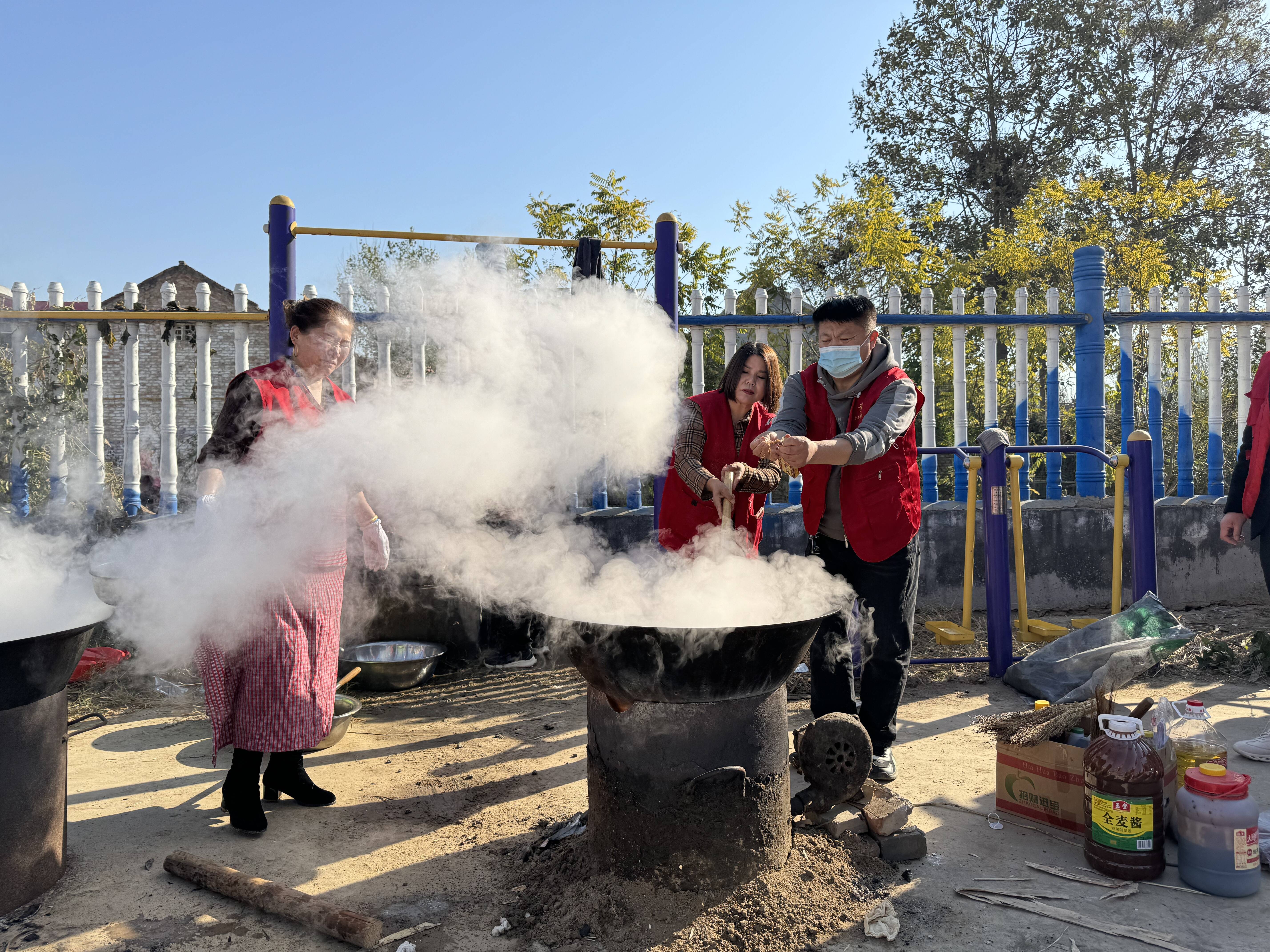 郓城县武安镇孝善敬老送午餐公益义诊情暖寒冬