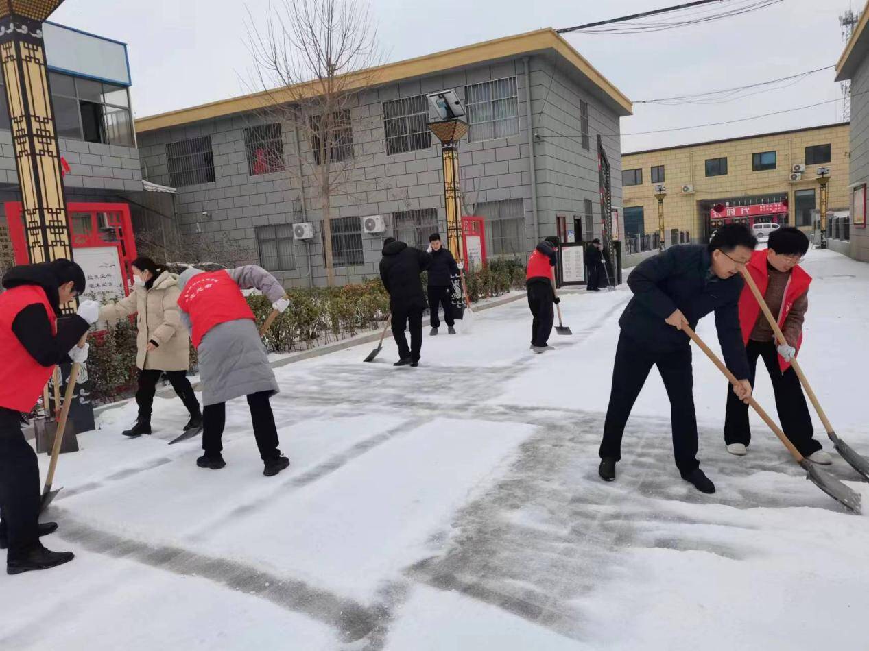 郓城县唐庙镇以雪为令扫雪除冰助力群众安全出行