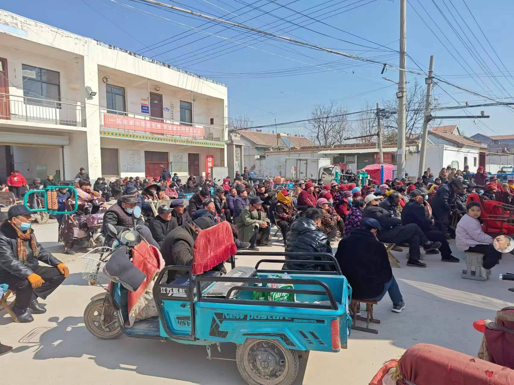 家门口看大戏这里的村民真幸福